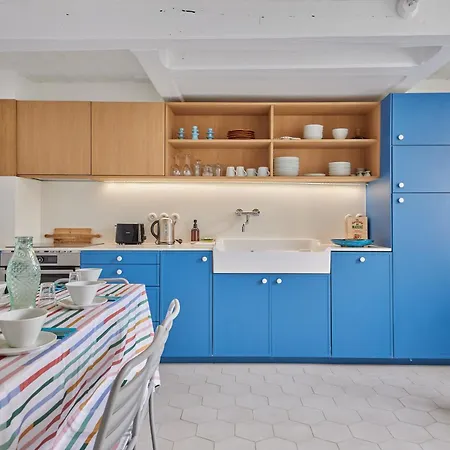 Les Volets Bleus De - Centre - *