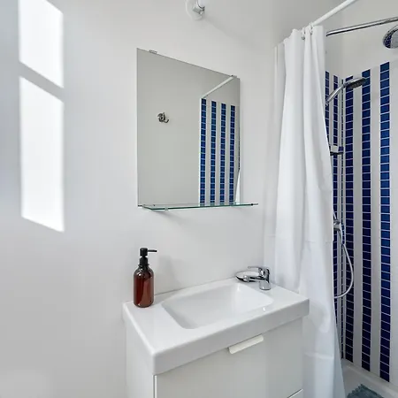 Les Volets Bleus De - Centre -