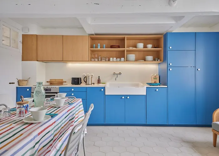 Les Volets Bleus De - Centre - *