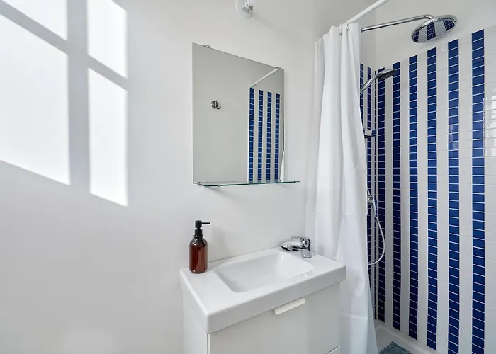 Les Volets Bleus De - Centre -